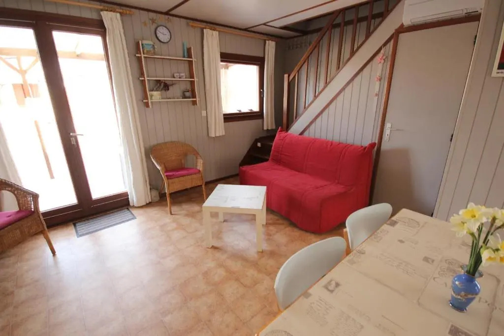 Domaine de vacances à 600m de la plage villa 2 chambres climatisées 4 couchages WIFI terrasse parking animations et piscines en supplément LRTAMB15