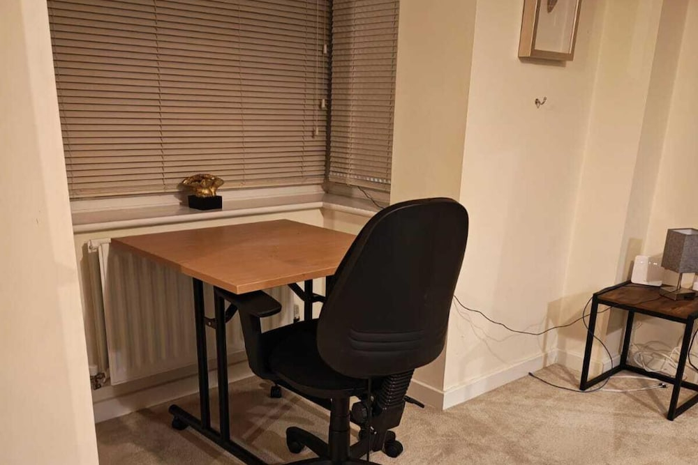 3 Bedroom House Sleeps 7 - Pets Ok - Free Parking