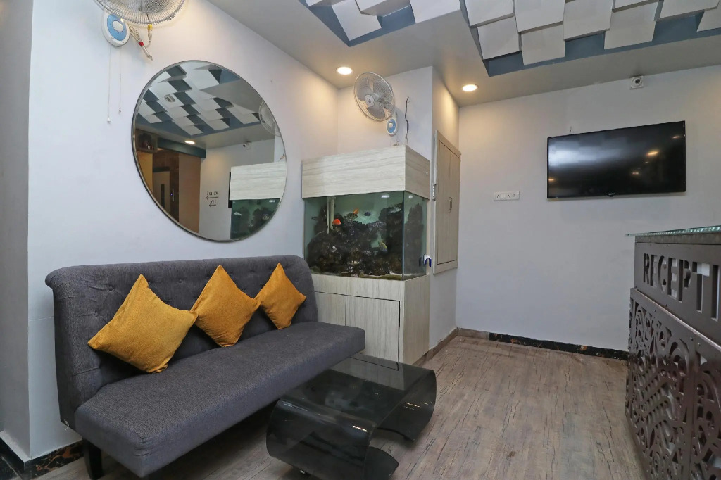SilverKey Executive Stays 76470 Royal Crown Airport