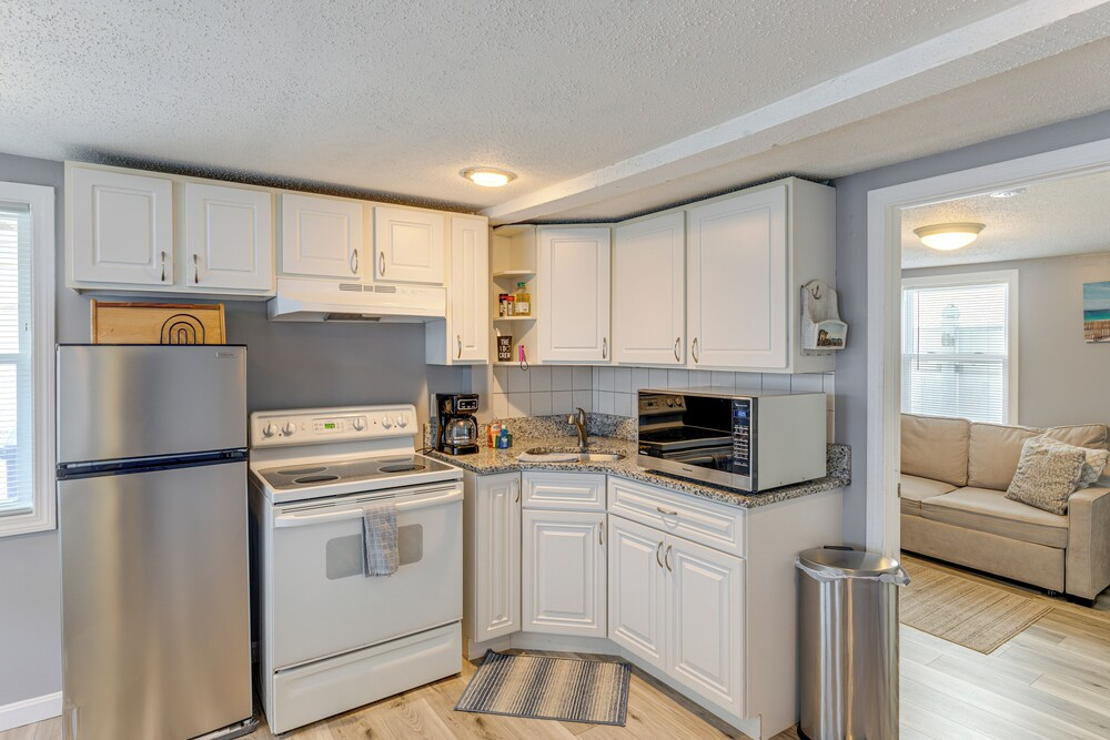 Walk to Public Beach Access! Breezy Hampton Condo