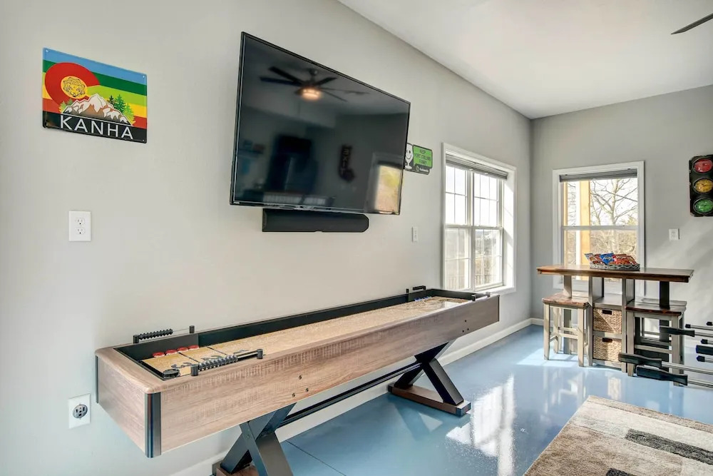 Hot Tub and Game Room! Secluded Branson Escape