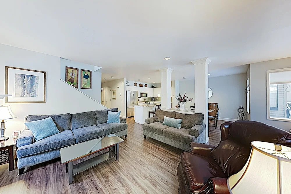 New Listing! Modern Eaglewood Townhome W/ Hot Tub 3 Bedroom Townhouse