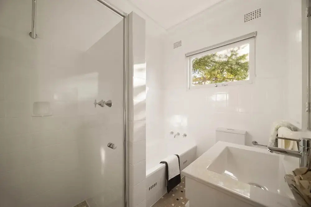 Light Filled 3-bed Coastal Home at Brighton Beach