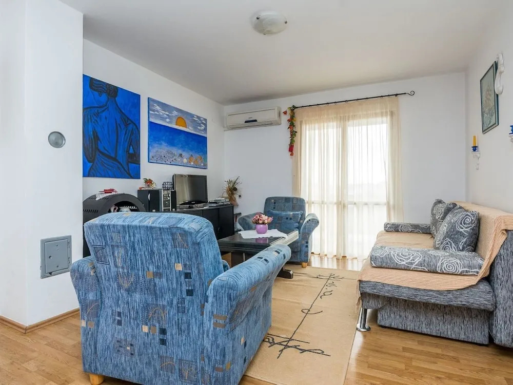 Vibrant Apartment in Vir near Sea