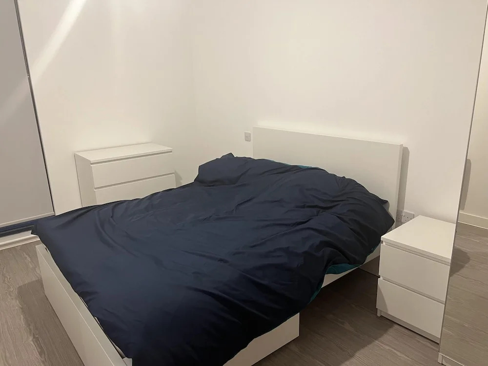 Charming 2-bed Apartment in Salford Newly Built