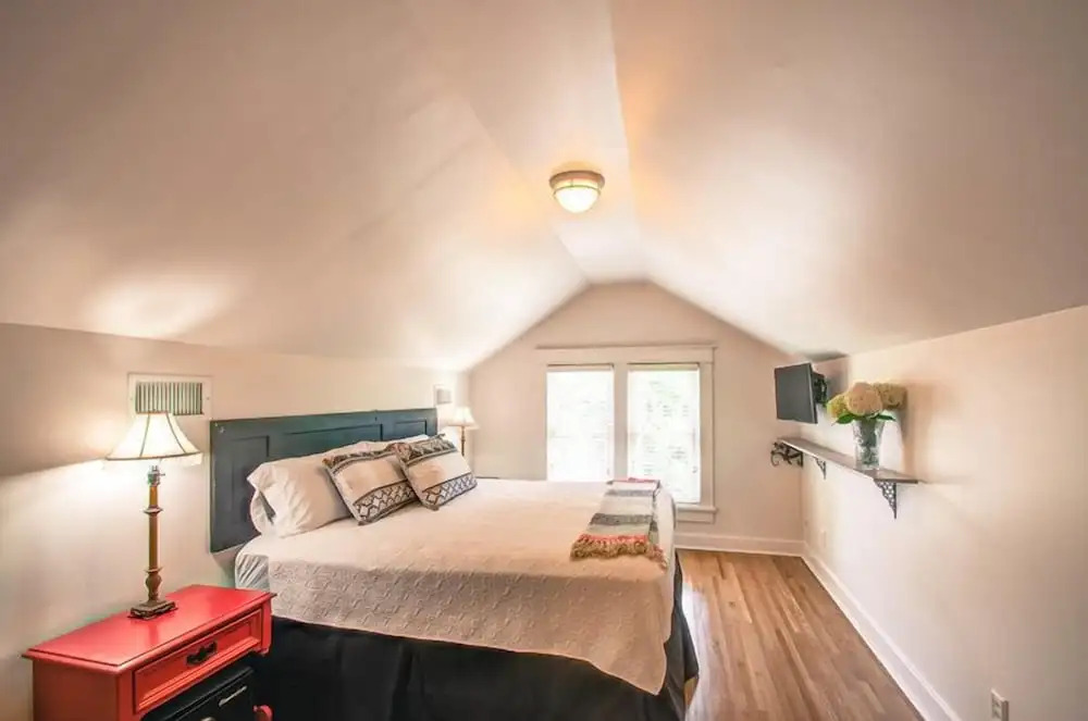Belmont Blvd Bed and Breakfast