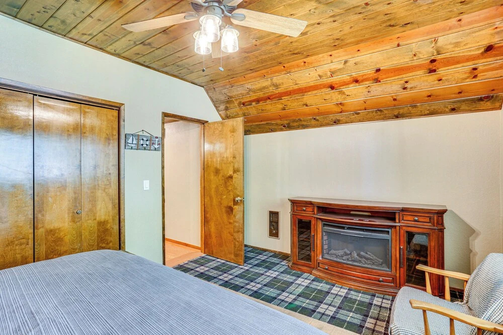 Spacious Retreat w/ Backyard: 1 Mi to Lake Almanor