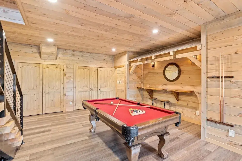 Victoria's Secrets 5 Bedroom Cabin by RedAwning