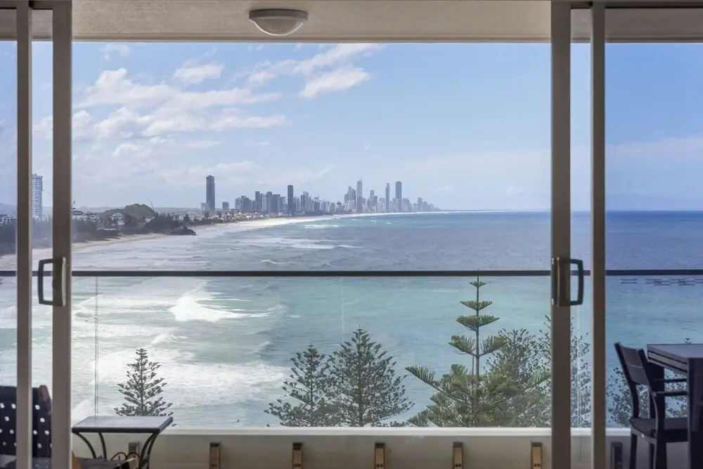 Burleigh Headland 2 Bedroom Stay, just a stones throw from the beach!