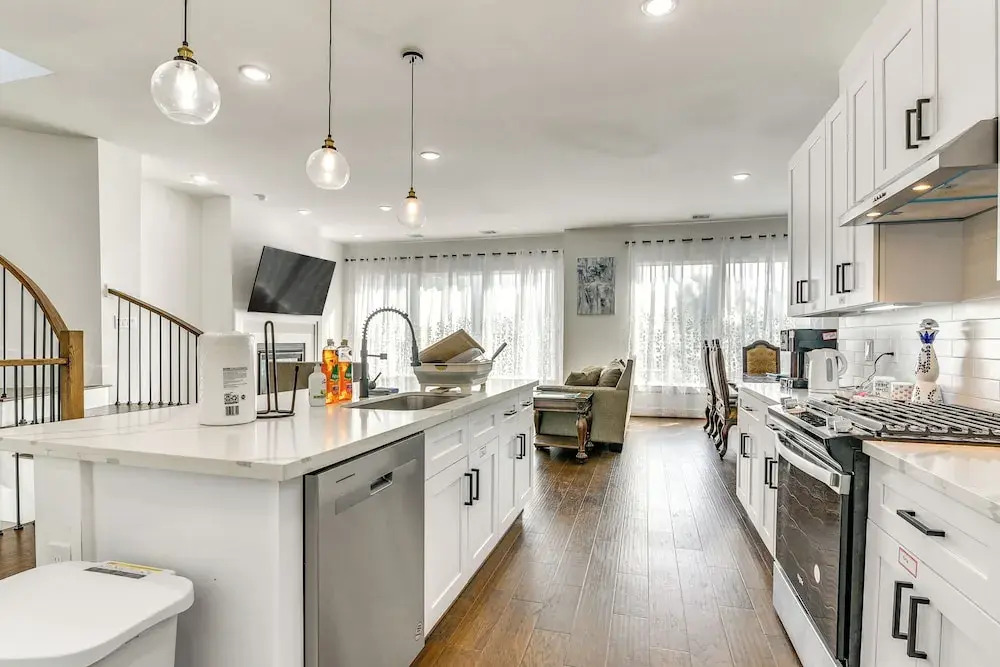 7 Mi to The Galleria: Modern Home w/ Fenced Yard