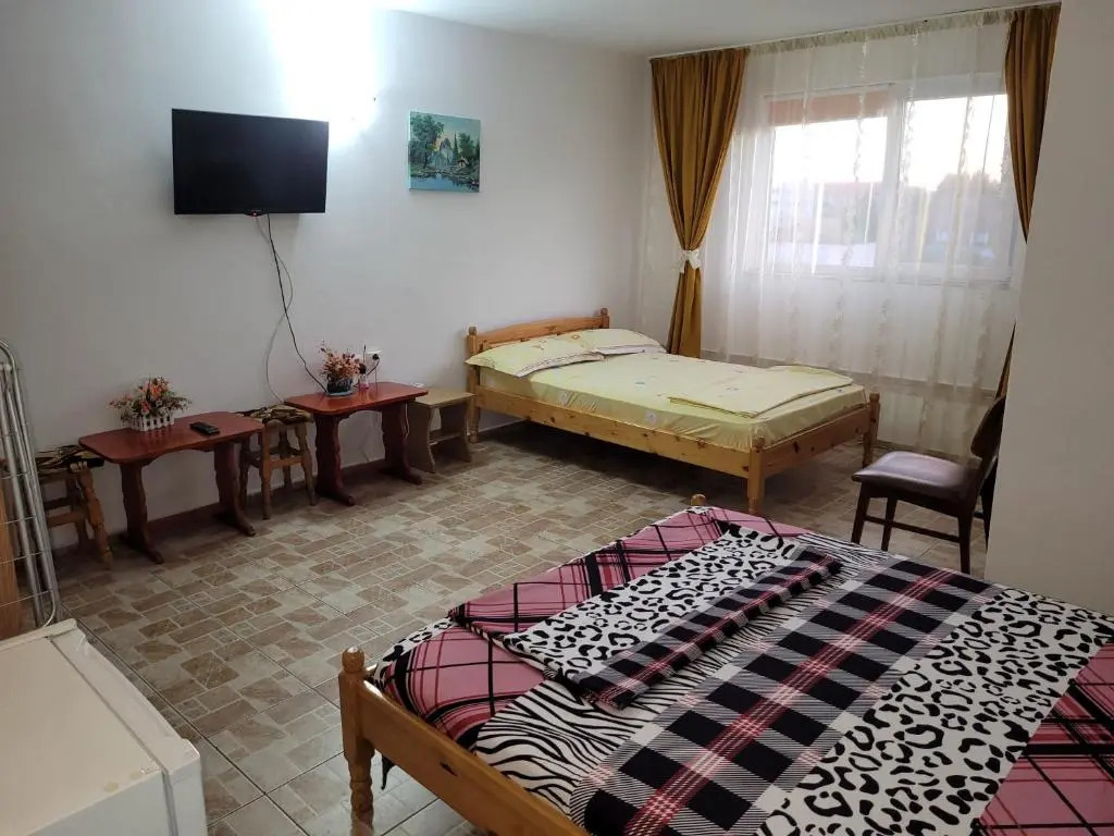 Cazare Eforie Nord, plaja Acapulco-Debarcader, garsoniere Four Studios, bucatarie comuna, baie proprie, etaj 4, fara lift