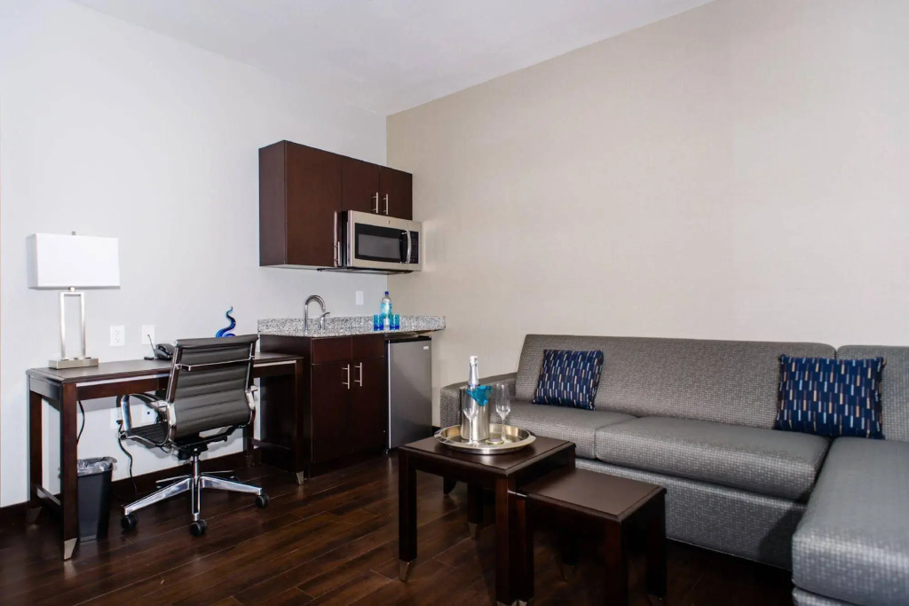 Holiday Inn Express Hotel & Suites Austin NW - Arboretum Area by IHG