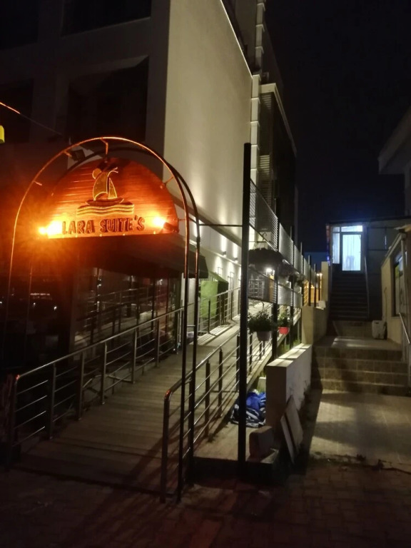 Lara Suite's
