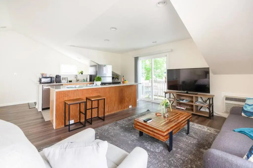 *Cozy Studio Carriage House- Minutes from Downtown