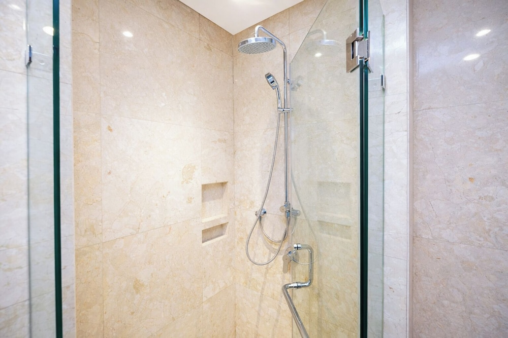 White Tone 2Br With City View At Capitol Suites Apartment