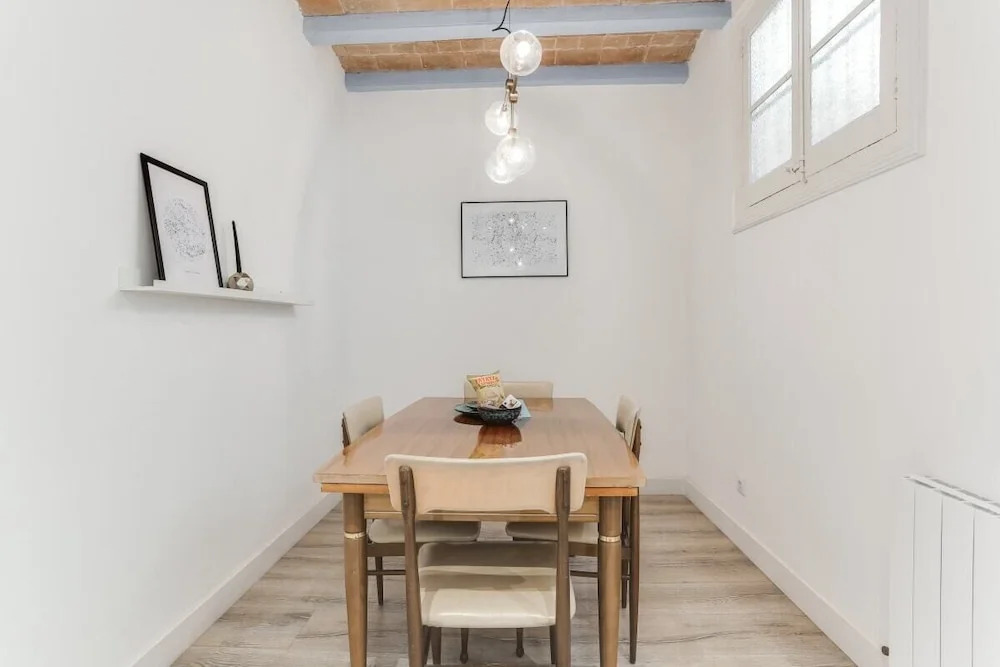 Bright 2 Bed Easily Connected to the Center