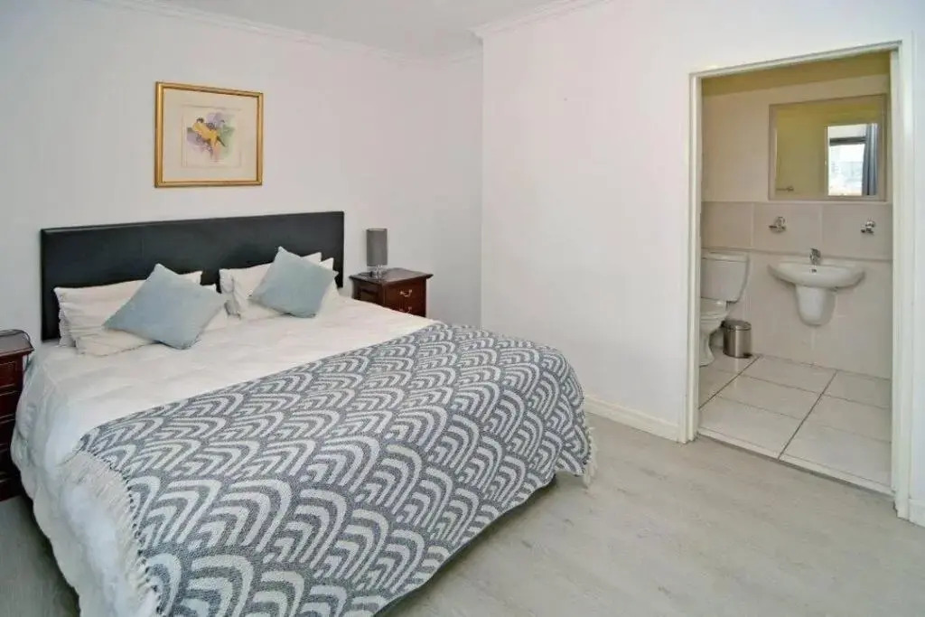 Great 2 bedroom, serviced apartment, views, pool!