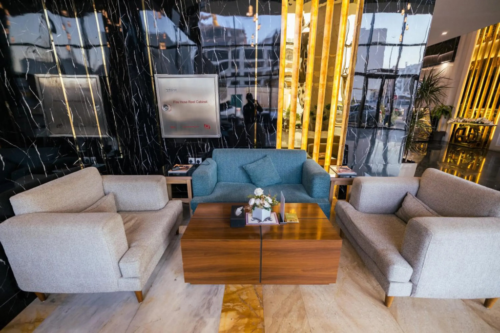 Mirnian Hotel