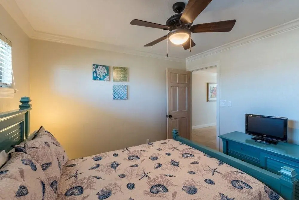 AquaVista East 301 - 3 Br condo by RedAwning