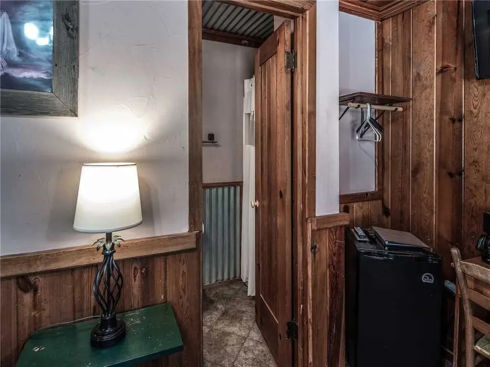 Apache Village Cabinette 13, Queen Bed, Midtown, Sleeps 2