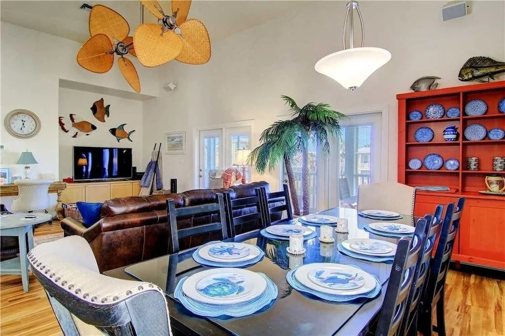 Aransas Palms - 4 Br home by RedAwning