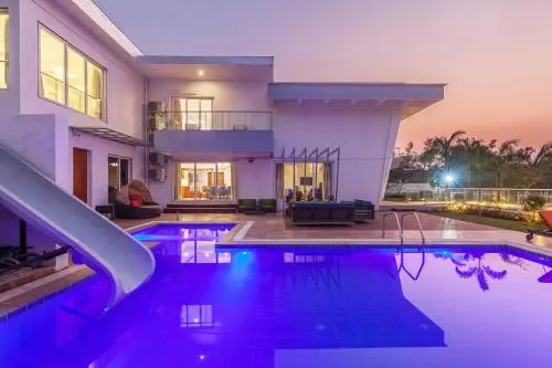 StayVistas White Pebbles - A Villa with Theater Room & Swimming Pool