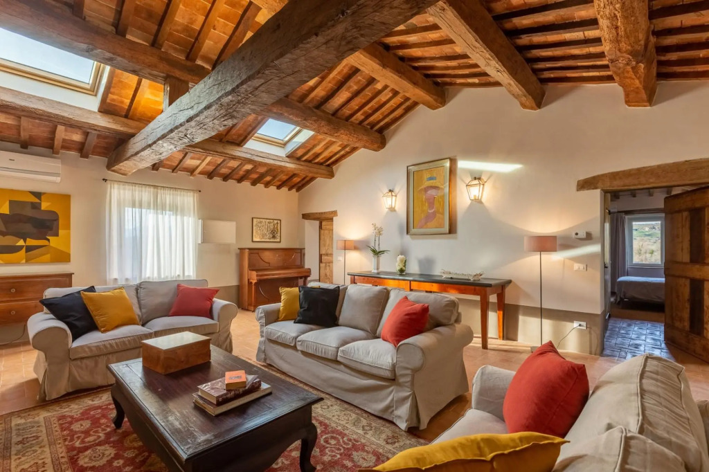 Podere Acqua Calda is an old stone farmhouse, recently renovated, located within walking distance fr-Podere Acqua Calda