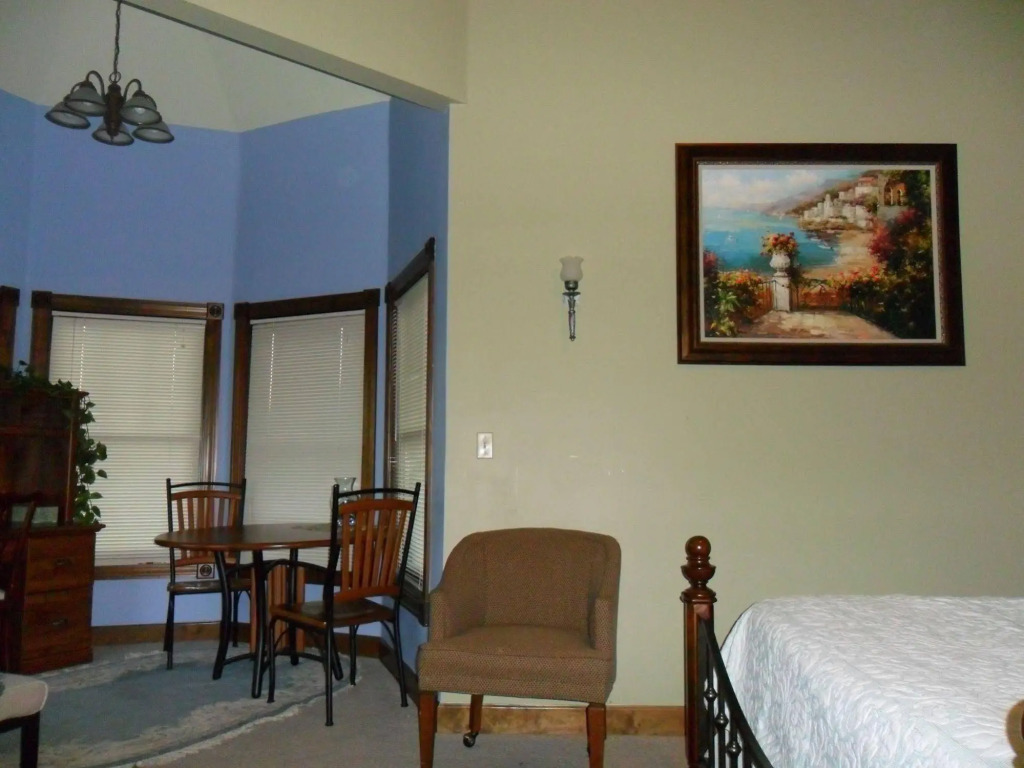 Spruce Hill Inn & Cottages