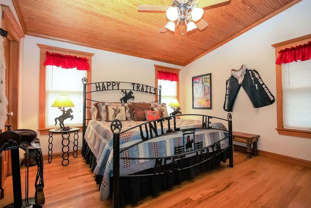 Texana Guesthouse 3 Bedroom Home by Redawning
