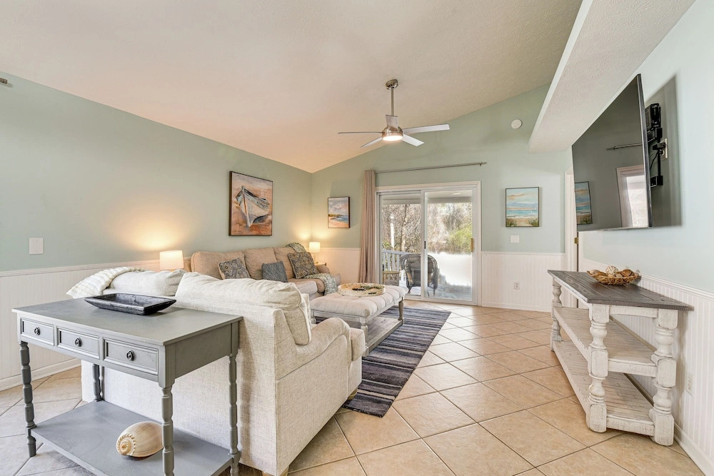 1 Mi From Beach, Private Yard + Community Pools