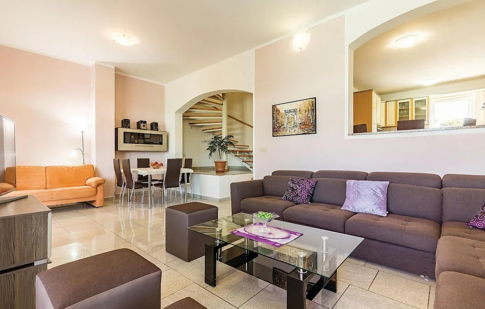Stunning Home in Pula With Wifi and 6 Bedrooms