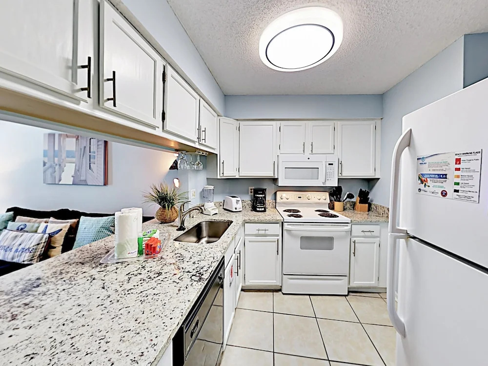 925 W Beach Seabreeze Condo - 2 Br condo by RedAwning