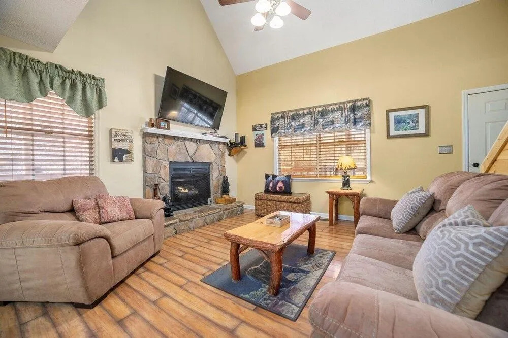 Strollin' Bear 3 Bedroom Home by Redawning