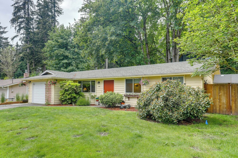 Pet-friendly Sammamish Home w/ Deck ~ 3 Mi to Lake