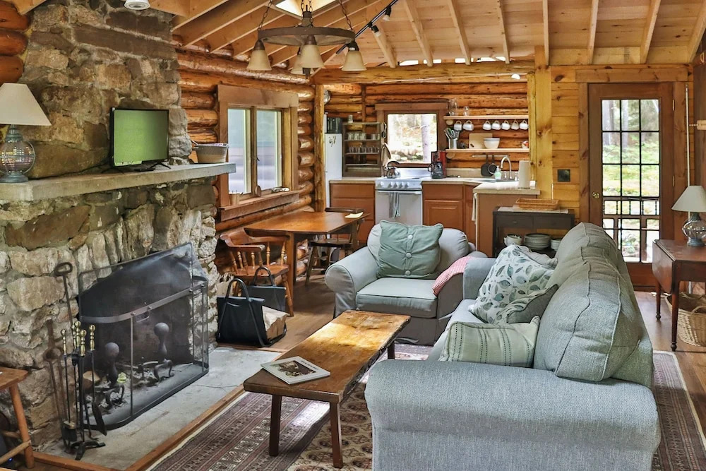 Sprucewood Cabin - 2 Br cabin by RedAwning