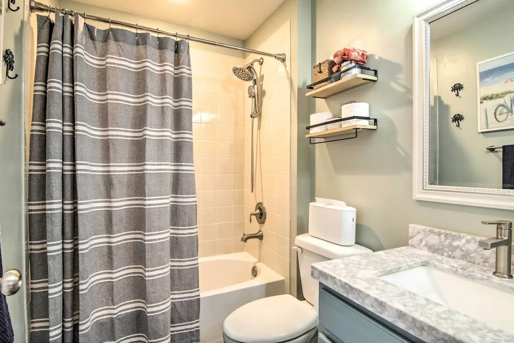 5 Mi to Bethany Beach: Chic Home w/ Grill!