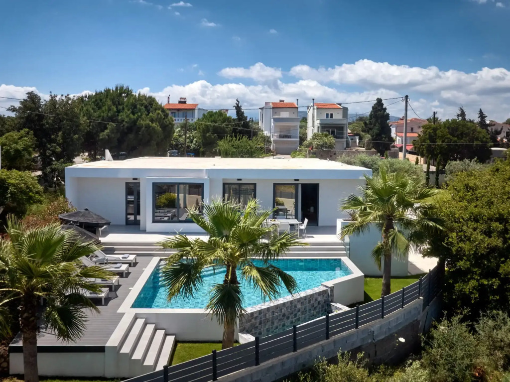 Kyamon Luxury Villa with Heated Saltwater Pool Near Chania
