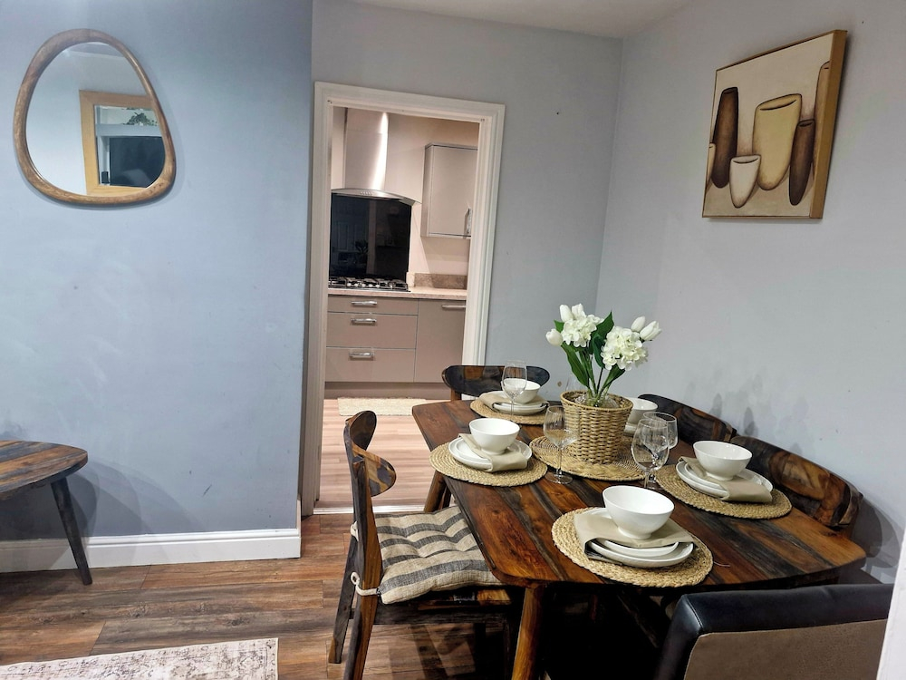 3 bed House, Sleeps 5, Near Airport and Town, Outside Parking Free