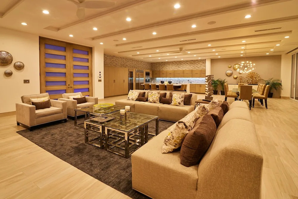 Luxurious Oceanfront Living, Minutes From Downtown: Villa Land's End