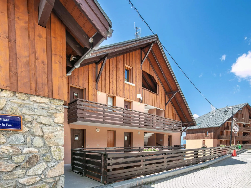 Neat residence, 350 m. from the ski elevators in Vaujany