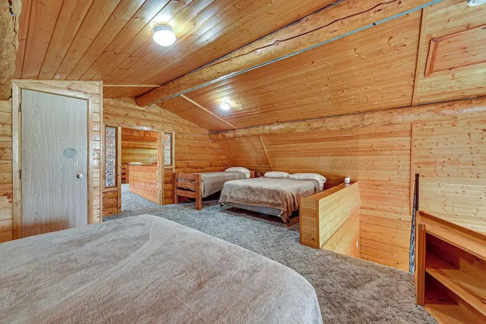 Roomy Log Cabin w/ Hot Tub, Walk to Kenai River!