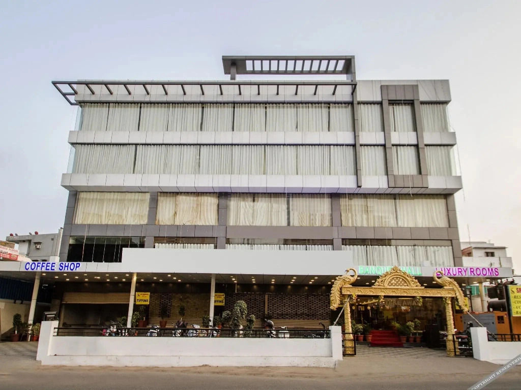 Sree Chandana Hotel by OYO Rooms