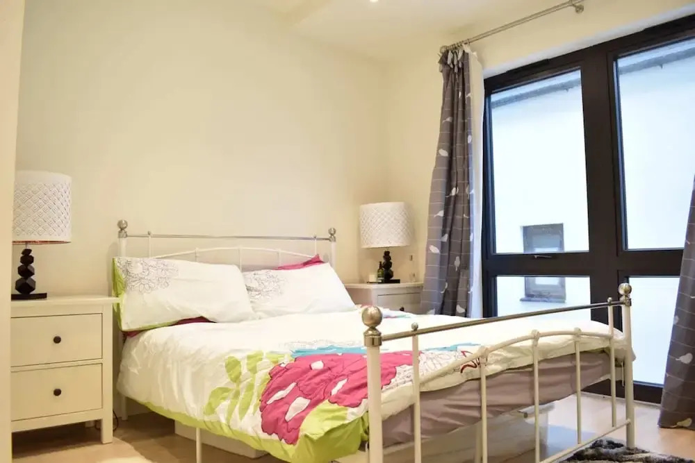Bright 1 Bedroom Flat in North London With Balcony