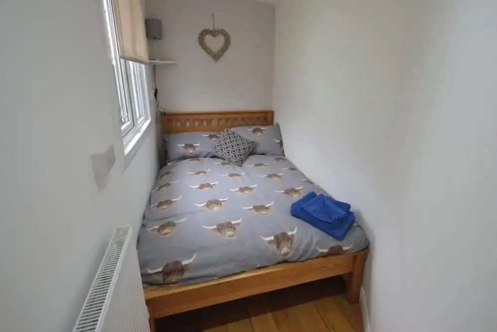 2-Bed Cabin Sleeps 4 -Small Pets Ok -Free Parking