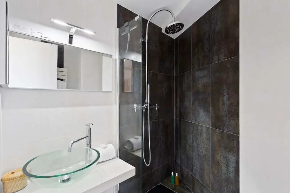Stunning 3 Bed Apt With Balcony Near Champs Elysée