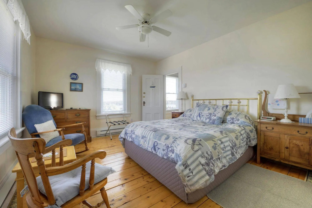 Bayview Pines Country Inn B&B