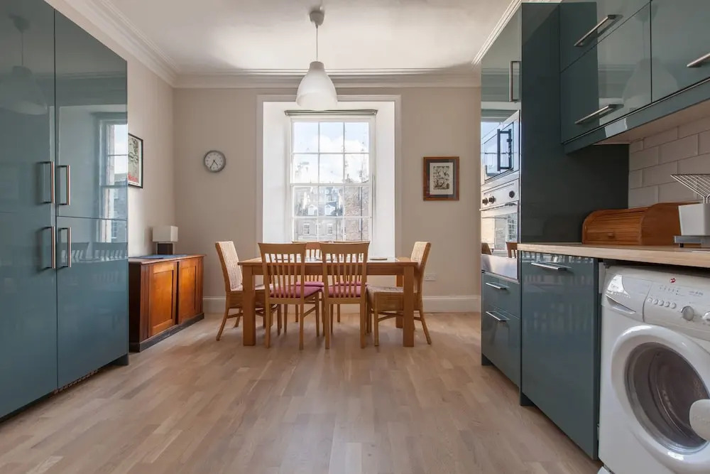 Traditional 3 Bedroom Apartment in Central Edinburgh