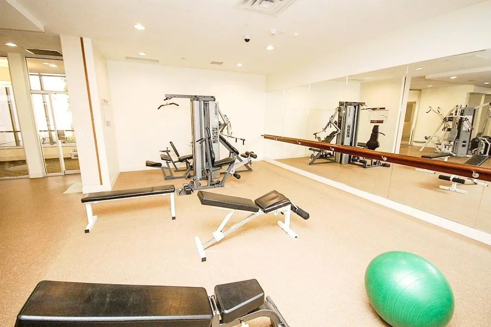 Sarkar Suites - 3880 Duke of York Blvd