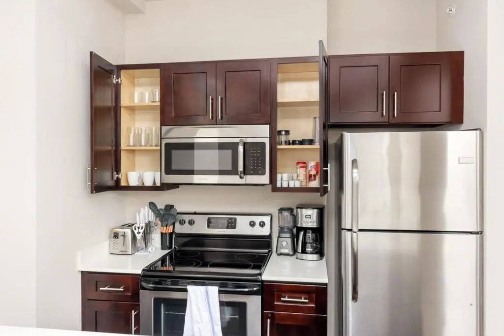 2BR Lux Apartment With Rooftop Deck, Gym & Parking