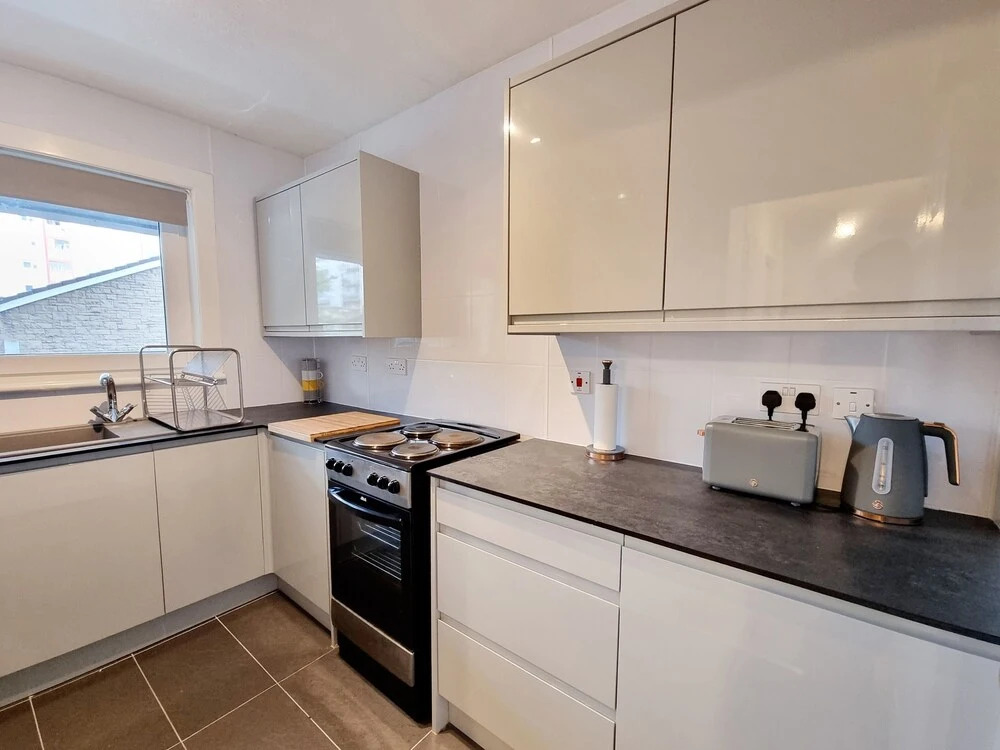 Airy Home with Free Parking in Glasgow